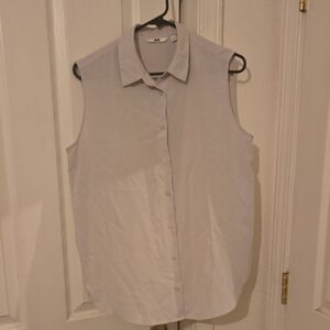 Uniqlo Sleeveless Button-Up Shirt in Light Gray